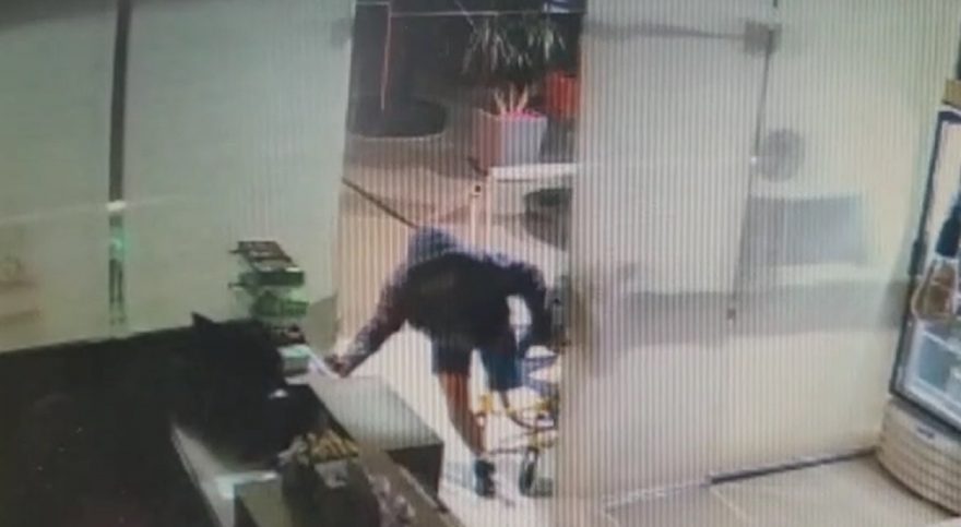 Vídeo: Cadeirante invade conveniência, comete furto e é preso, em Alto Paraná