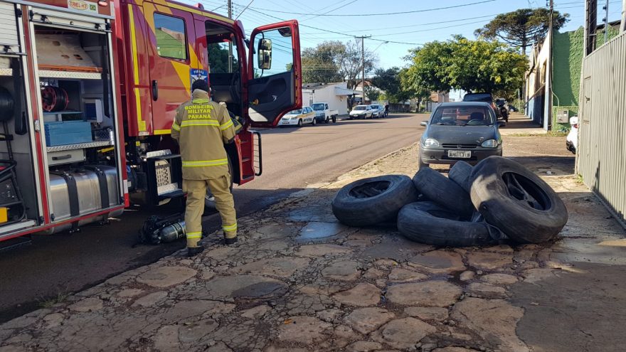 Bombeiros combatem incêndio em borracharia no Parque São Paulo