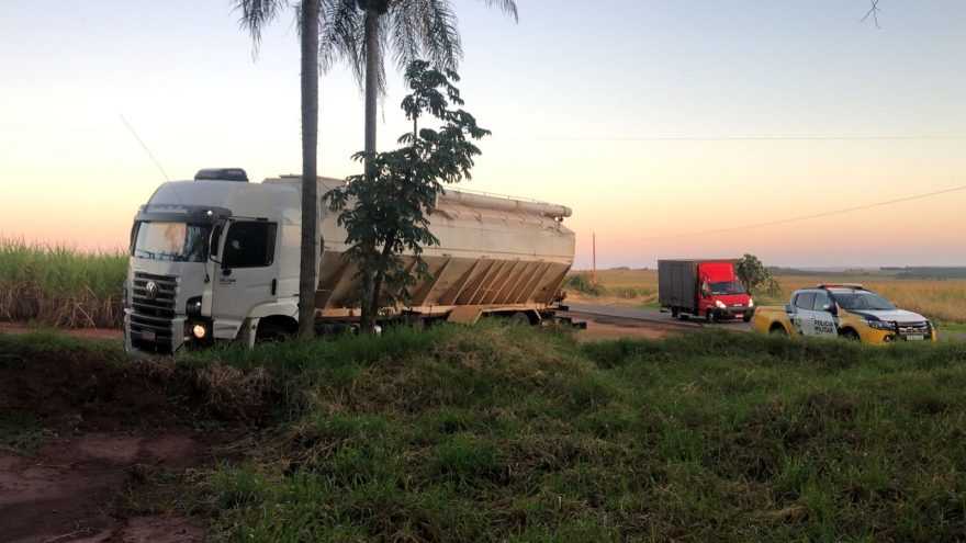 Vídeo mostra perseguição da Polícia Rodoviária Estadual a caminhão que transportava cigarros contrabandeados na PR-323