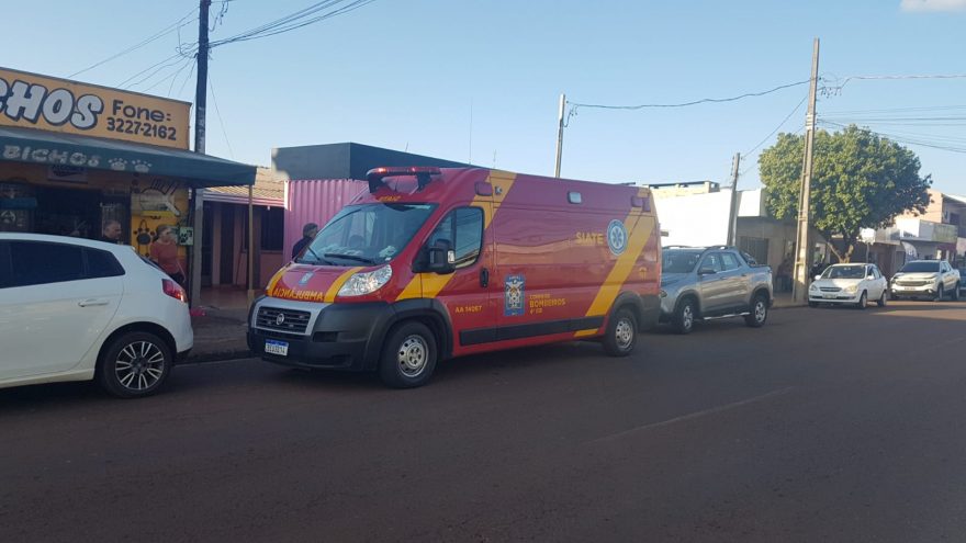 Idosa fica ferida ao ser atropelada por caminhão no Bairro Periolo