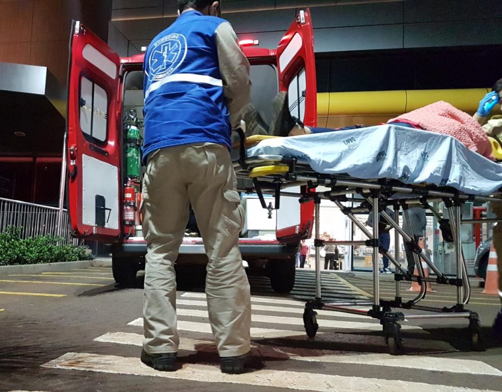 Mulher cai dentro do supermercado Allmayer e sofre suspeita de fratura
