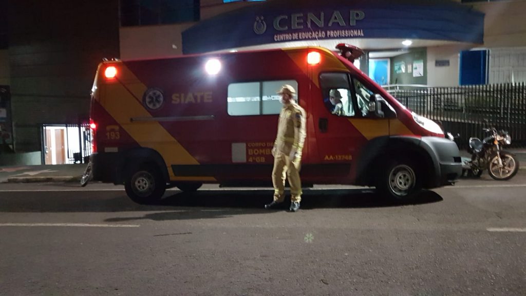 Após tropeçar, mulher cai de escada e fica ferida no Centro