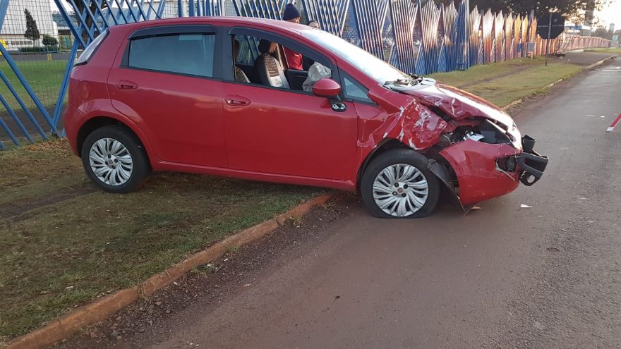 Carro e ônibus se envolvem em colisão às margens da BR-277