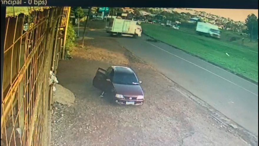 Vídeo mostra momento em moto é atingida por caminhão às margens da BR-277