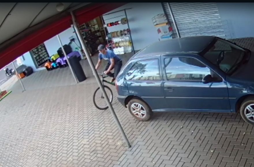 Imagens mostram homem furtando bicicleta em comércio próximo da Igreja Santo Antônio