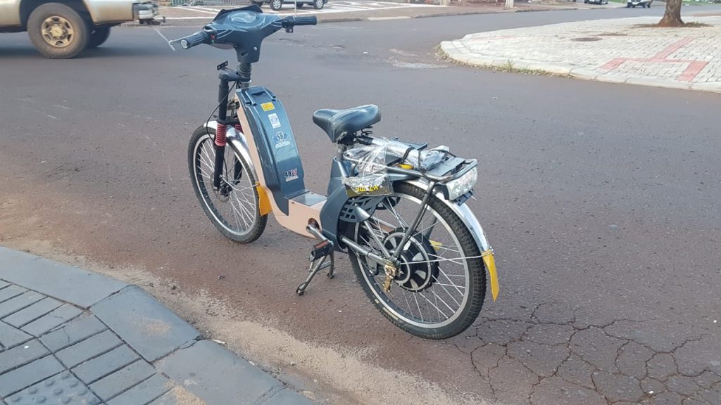Mulher fica ferida em colisão envolvendo carro e bicicleta elétrica