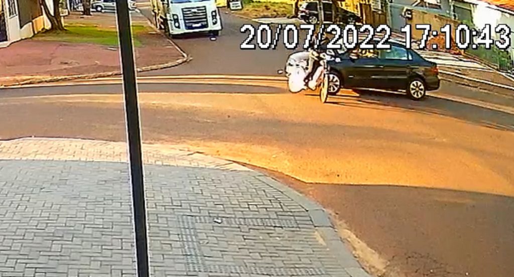 Veja momento da colisão que deixou mulher ferida no Santa Cruz