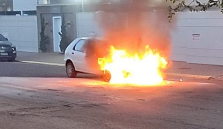 Veículo Palio tem a parte frontal completamente destruída em incêndio na Rua Salgado Filho, no Centro