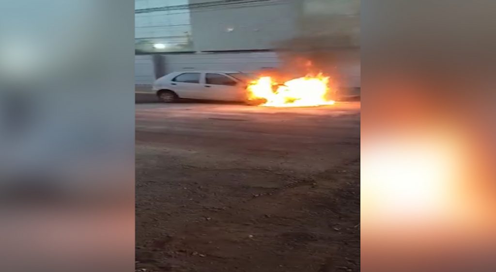 Carro é tomado pelas chamas no Centro de Cascavel; veja vídeo