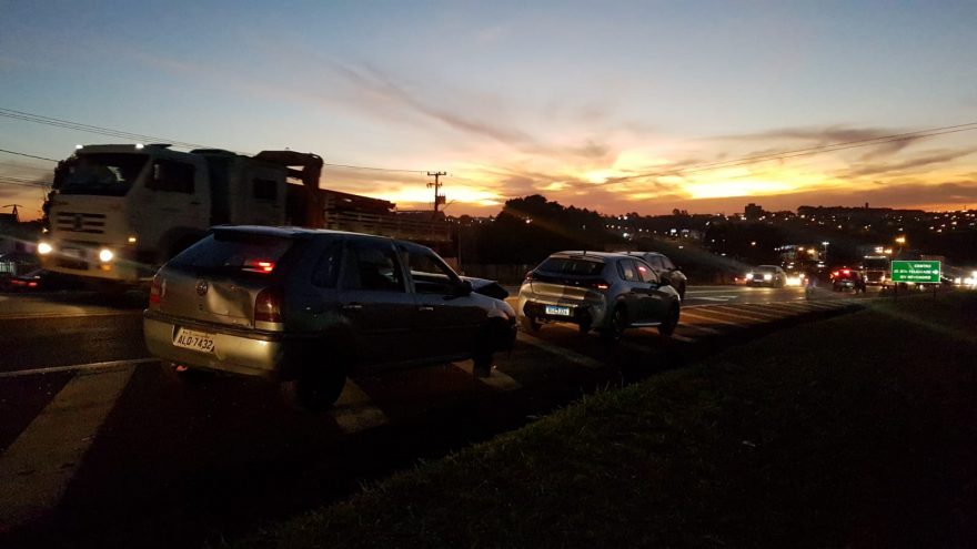 Três veículos se envolvem em forte colisão na BR-277