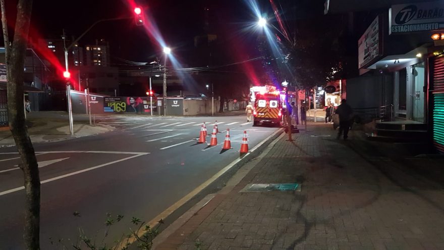 Jovem cai de moto por conta de óleo no asfalto no Centro