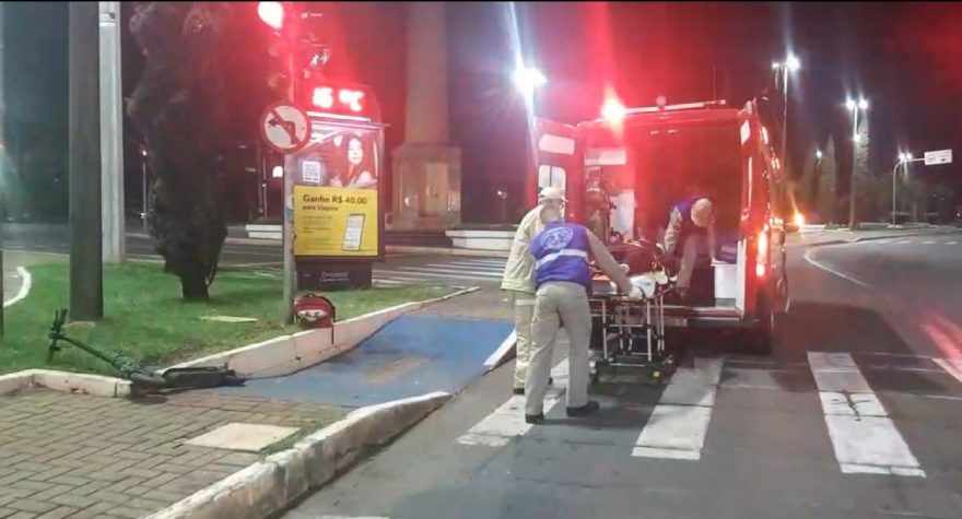 Jovem fica ferida ao passar por guia rebaixada e sofrer queda de patinete, no Bairro São Cristóvão