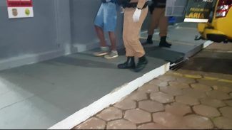 Jovem é levado à delegacia após danificar ônibus da Operação Acolhimento