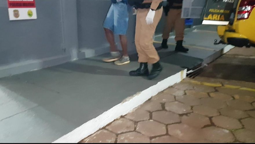 Jovem é levado à delegacia após danificar ônibus da Operação Acolhimento