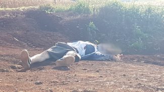 Jovem morto na Estrada Chaparral estava com uma bermuda cinza, camiseta branca, blusa nas cores azul e cinza e tênis preto