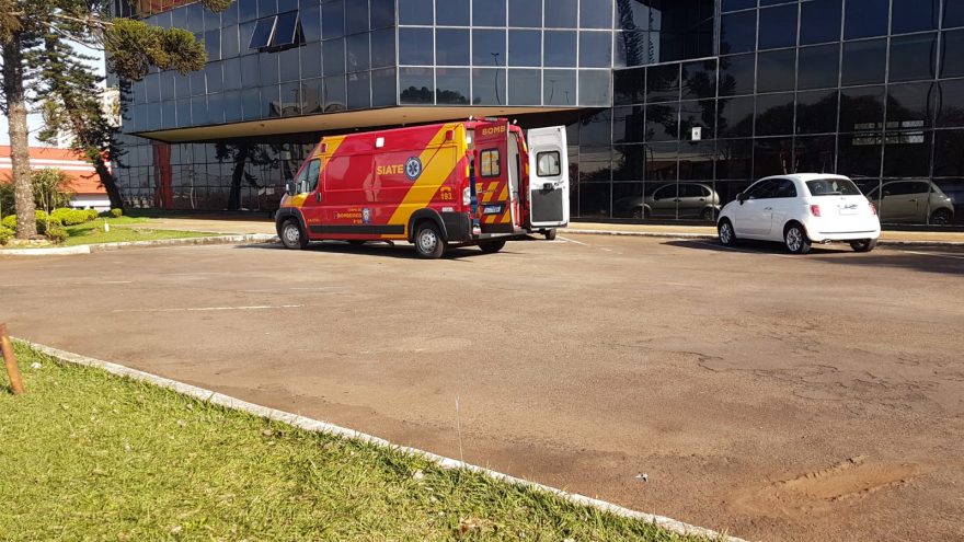 Trabalhador fica ferido ao cair de quatro metros enquanto fazia uma manutenção
