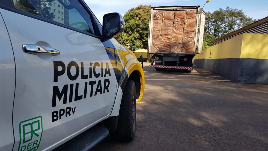 PRE de Cascavel apreende caminhão carregado com cigarros contrabandeados na PR-239