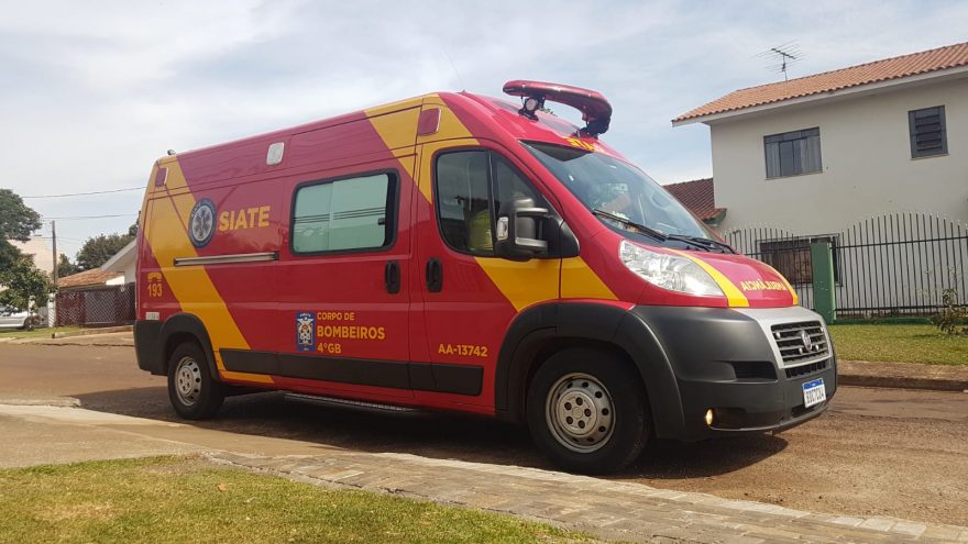 Jovem fratura dedo da mão após sofrer queda de moto no Alto Alegre