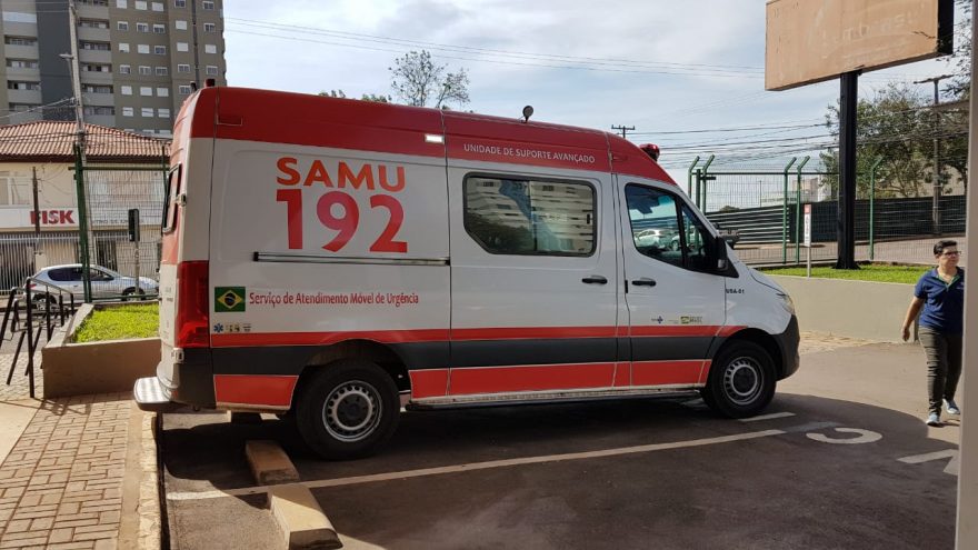 Mulher com crise de hipertensão é socorrida pelo Samu na Secretaria de Saúde