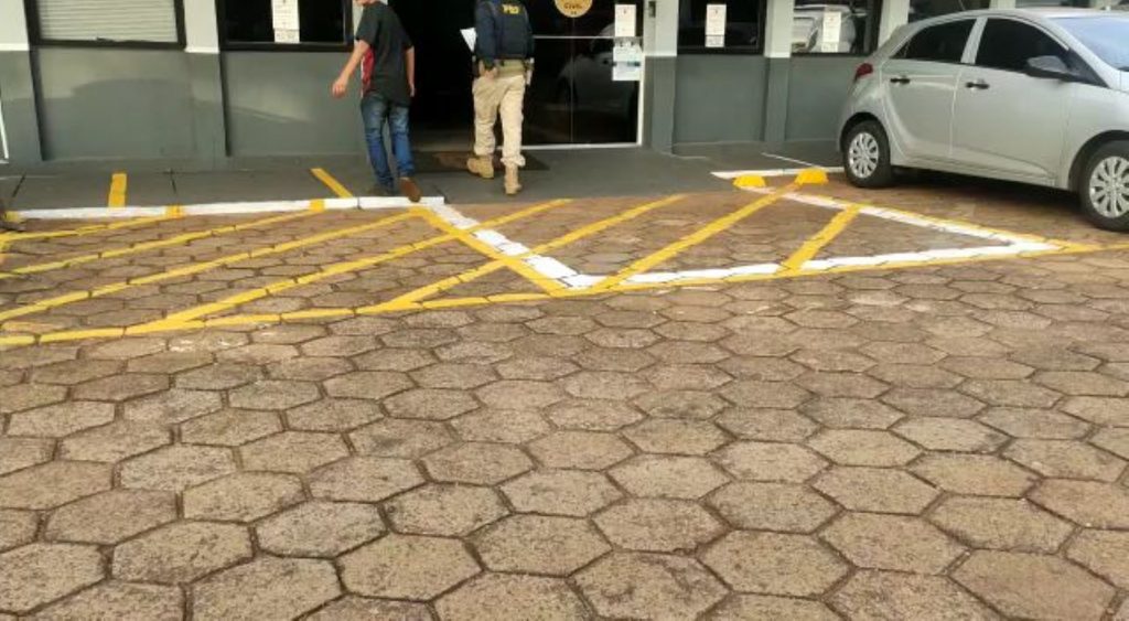 Jovem é detido pela PRF devendo pensão alimentícia