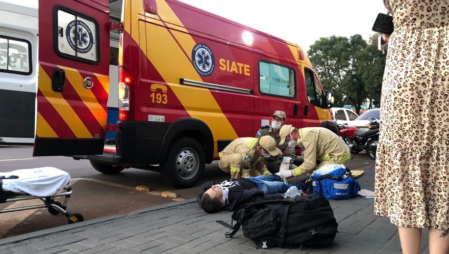 Motociclista fica ferido ao colidir contra ônibus do transporte coletivo na Av. Brasil