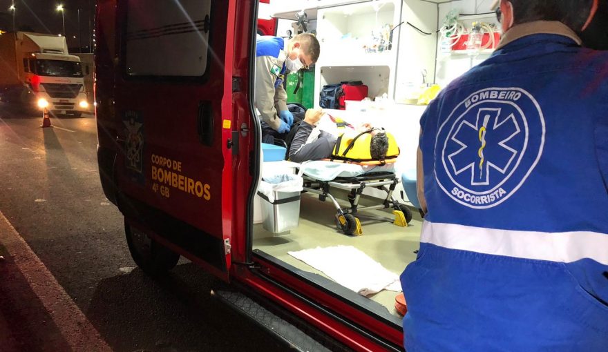 Motociclista fica ferido ao sofrer queda na BR-277, proximidades do Trevo Cataratas