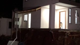 Corpo de Bombeiros e Defesa Civil são acionados após muro cair sobre residência no Bairro Canadá