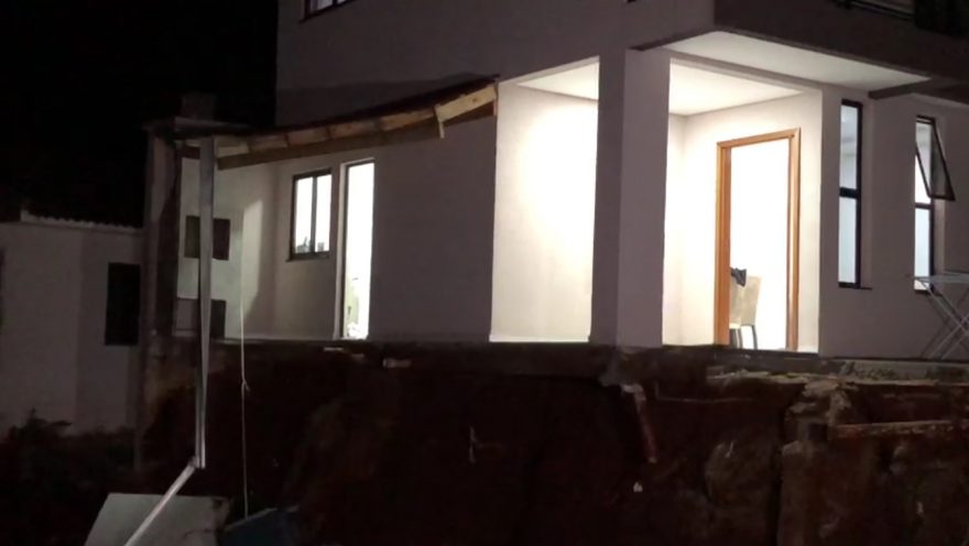 Corpo de Bombeiros e Defesa Civil são acionados após muro cair sobre residência no Bairro Canadá
