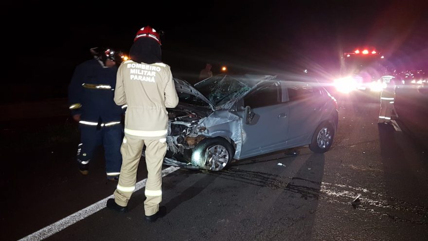 Carro fica destruído após capotamento na PRc-467