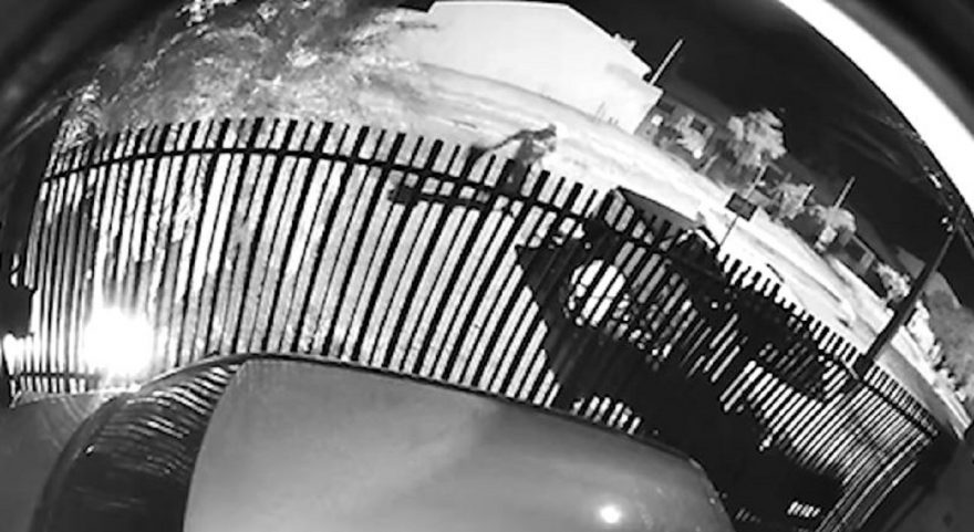 Imagens flagram momento em que jovem é agredido com pedrada no Bairro Alto Alegre