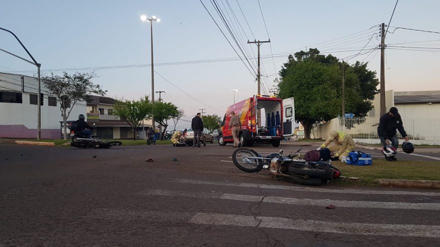 Colisão entre motos deixa duas pessoas feridas na Avenida Rocha Pombo