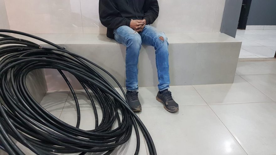 Errou o pulo, piazão! Homem realiza furto na frente da casa de policial e se dá mal