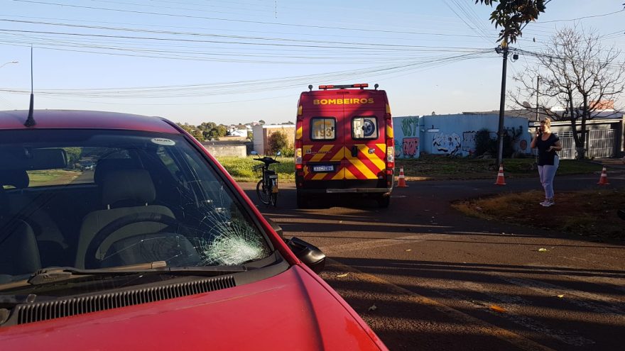 Com bicicleta elétrica, mulher é atingido por carro e precisa ser socorrido no Santo Onofre