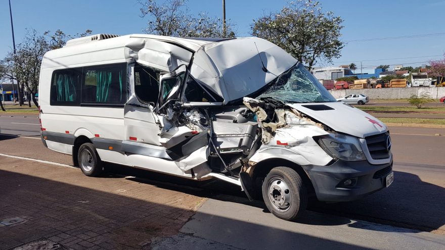 Veículo da saúde fica destruído após se envolver em forte colisão na Avenida Tancredo Neves