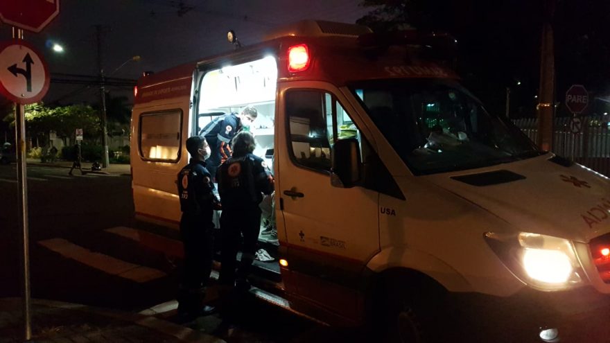 Homem caído em via pública é socorrido pelo SAMU no Centro