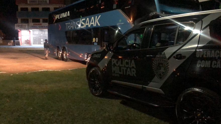 Pelotão de Choque realiza vistorias em ônibus no Terminal Rodoviário de Cascavel