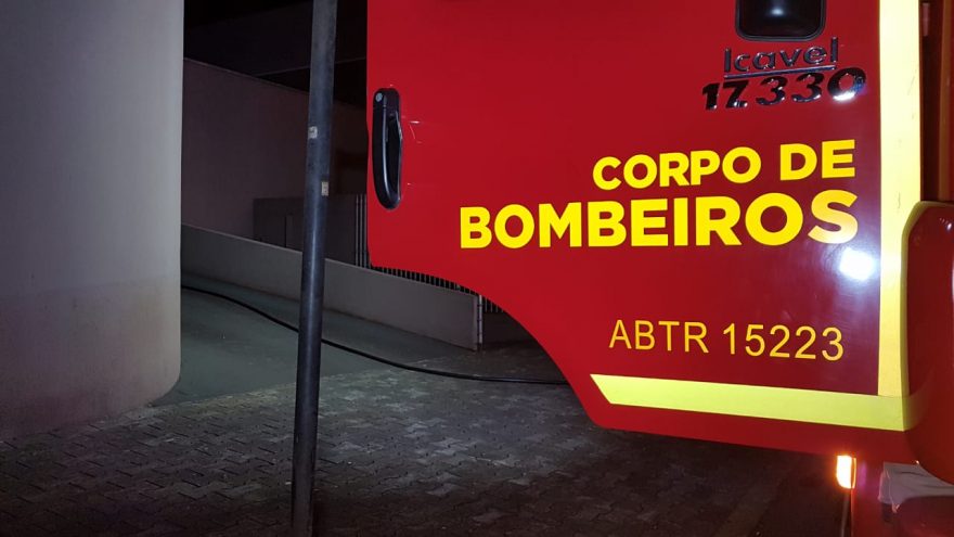 Mercedes fica parcialmente destruída após incêndio dentro de condomínio na Rua Pernambuco