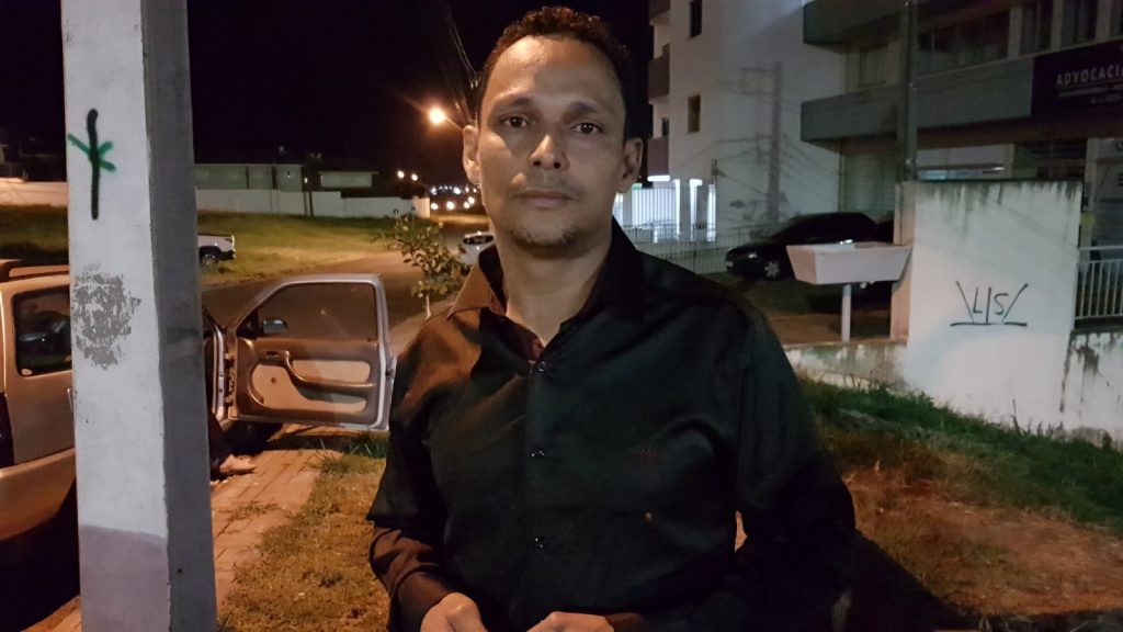 Moto estacionada irregularmente vira caso de polícia; dono chora desesperadamente