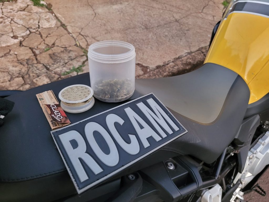 Rocam encontra drogas com homem no Centro