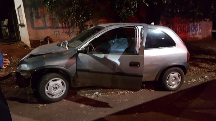 Condutor de Corsa é atendido pelo Siate em colisão com Celta no Bairro Brasília