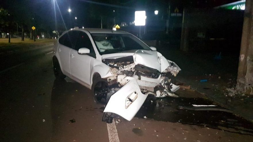 Motorista colide Ford Focus no poste e abandona veículo no centro