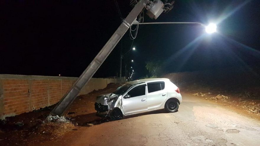 Duas mulheres ficam feridas após Sandero colidir contra poste no Bairro Morumbi