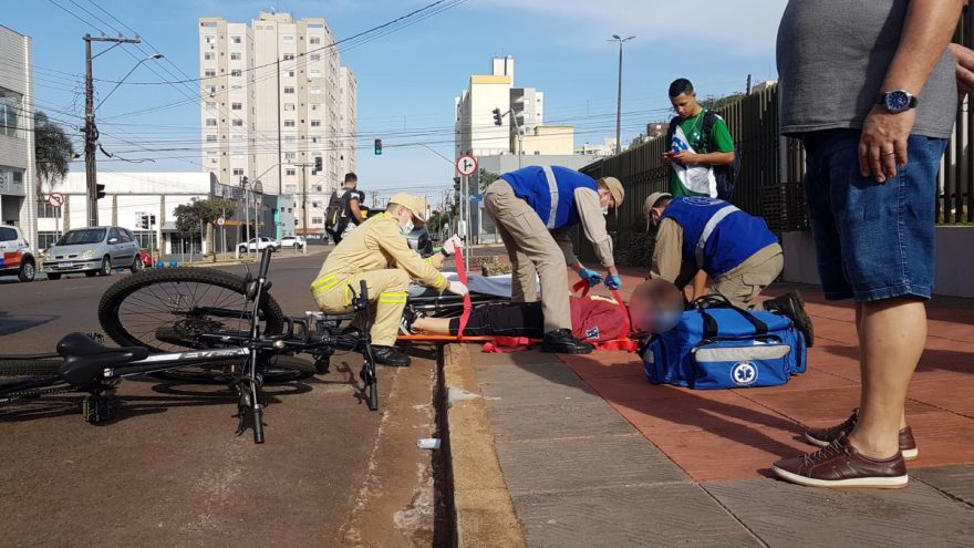 Vidro de carro fica destruído após ciclista atingir traseira de automóvel