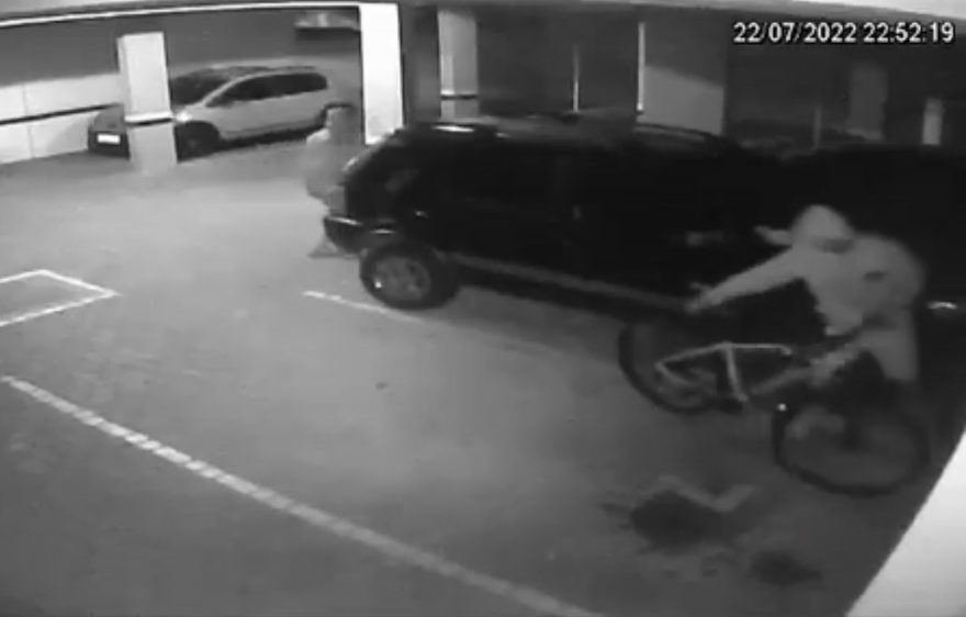 Vídeo mostra ladrões furtando bicicleta em prédio na Rua Nereu Ramos
