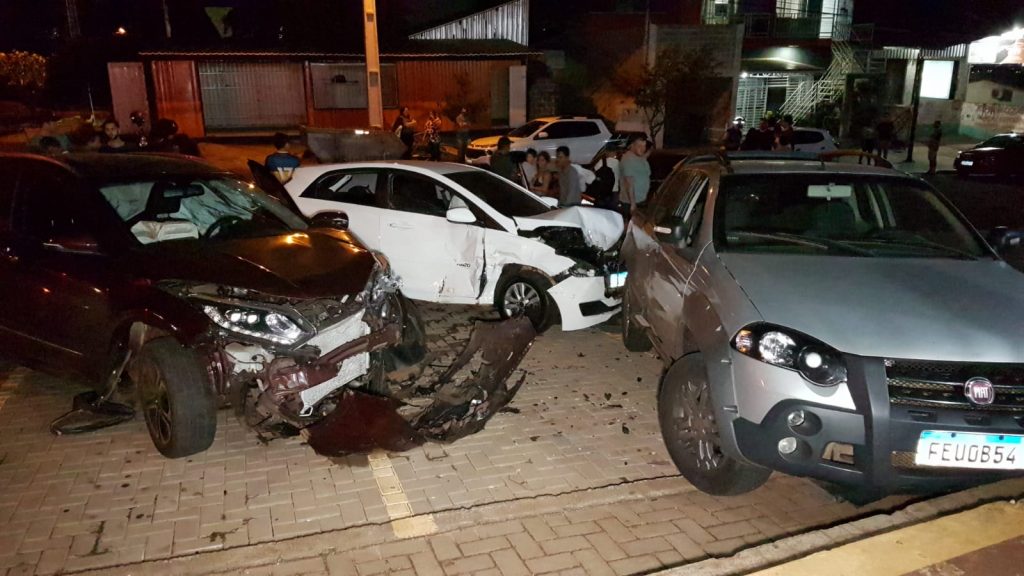Forte colisão deixa veículos destruídos no Canadá