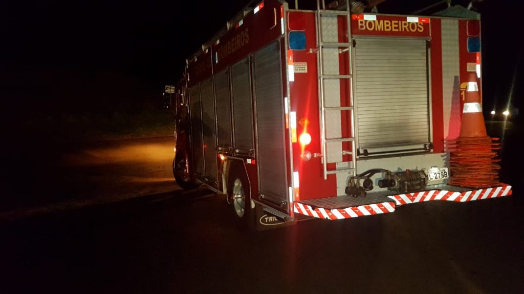Acidente de trânsito mobiliza socorristas do Corpo de Bombeiros na PR-486