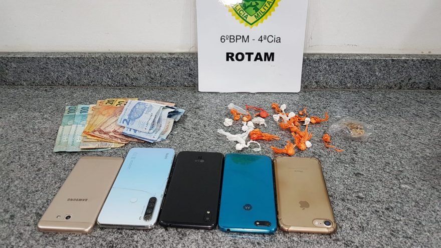 Rotam encaminha cinco à delegacia de Cascavel em posse de drogas; dois menores foram apreendidos