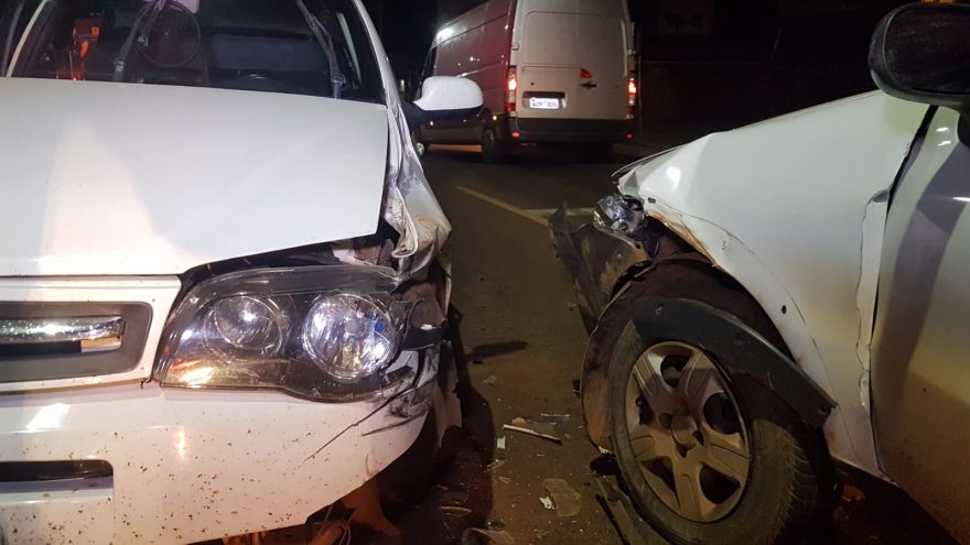 Passageira de Fiat Palio fica ferida em acidente na Avenida Piquiri