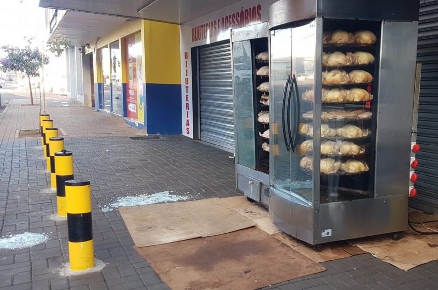 Homem sofre queimaduras em explosão de forno de assar frangos no Floresta