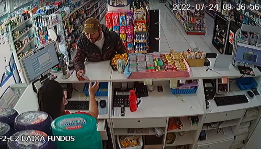 Câmeras de segurança registram assalto em Farmácia no São Cristóvão